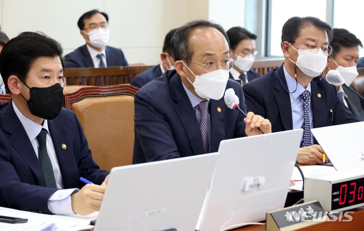 [서울=뉴시스] 전진환 기자 = 추경호 경제부총리 겸 기획재정부 장관이 17일 오전 서울 여의도 국회에서 2022년도 제2회 추가경정예산안 심의를 위해 열린 기획재정위원회 전체회의에 출석, 의원들의 질의에 답변하고 있다. (공동취재사진) 2022.05.17. photo@newsis.com