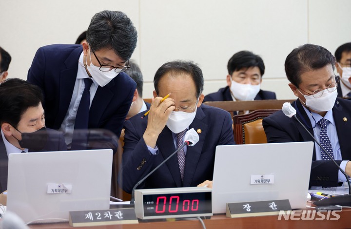 [서울=뉴시스] 전진환 기자 = 추경호 경제부총리 겸 기획재정부 장관이 17일 오전 서울 여의도 국회에서 2022년도 제2회 추가경정예산안 심의를 위해 열린 기획재정위원회 전체회의에 출석, 의원들의 질의에 답변하고 있다. (공동취재사진) 2022.05.17. photo@newsis.com