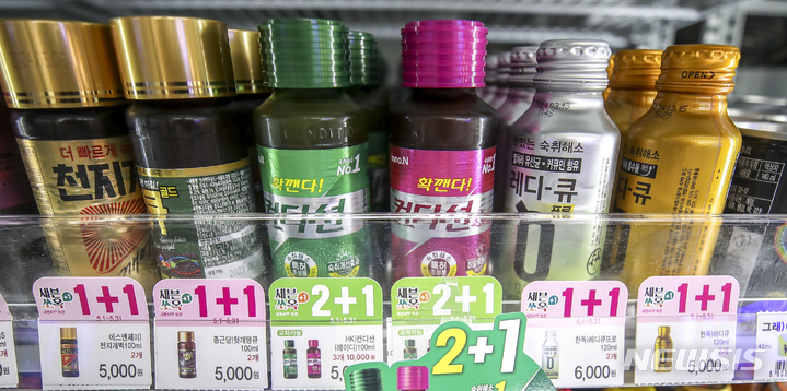 [서울=뉴시스] 정병혁 기자 = 거리두기가 해제되면서 숙취해소제 시장 매출이 상승한 것으로 나타난 17일 서울시내 한 편의점에 숙취해소제가 진열되어 있다. 제약업계에 따르면 HK이노엔의 '컨디션' 매출이 거리두기가 해제된 올해 3월부터 지난해 동기 대비 약 30% 늘어난 것으로 나타났다. 2022.05.17. jhope@newsis.com