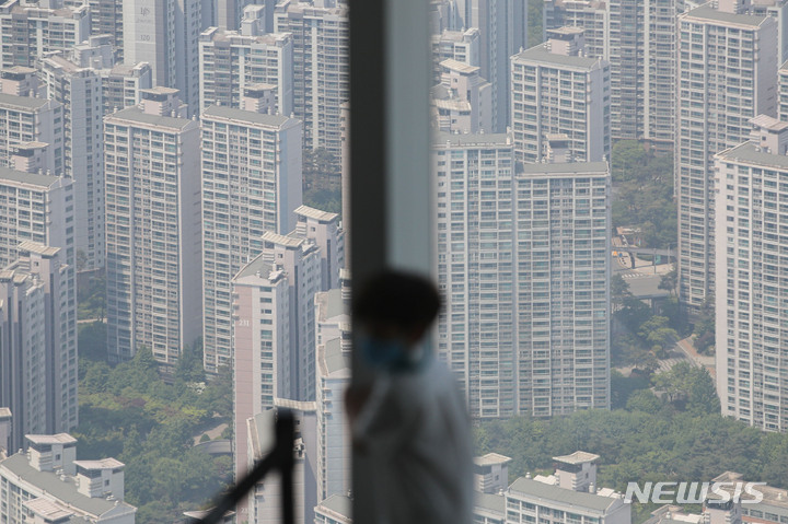 [서울=뉴시스] 권창회 기자 = 서울 송파구 롯데월드타워 서울스카이에서 바라본 아파트 모습. 2022.05.17. kch0523@newsis.com