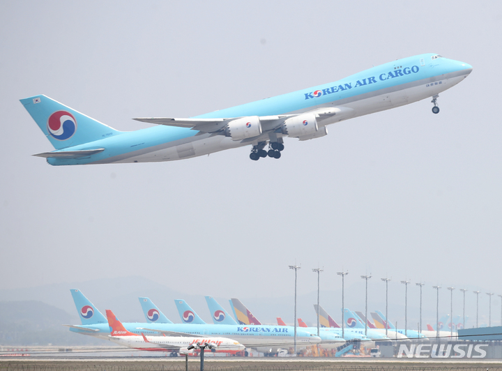 [인천공항=뉴시스] 조수정 기자 = 대한항공이 올해 1분기 7884억원의 영업이익과 2조 8052억원 매출을 기록, 전년 동기 대비 533%, 60% 증가했다. 이는 2조 1486억원의 화물 노선 실적 덕분이 컸다. 사진은 17일 오후 인천국제공항에서 대한항공 화물기가 이륙하는 모습. 2022.05.17. chocrystal@newsis.com