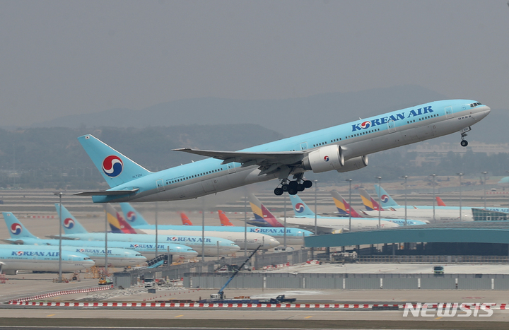 [인천공항=뉴시스] 조수정 기자 = 7일 인천국제공항에서 대한항공 여객기가 이륙하고 있다. 2022.05.17. chocrystal@newsis.com