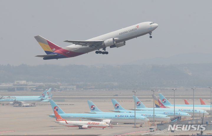 [인천공항=뉴시스] 조수정 기자 = 아시아나항공이 1분기 기준 최대 실적을 경신했다. 1분기 화물 사업 매출이 8843억원으로 전년동기대비 45% 늘어난 덕분이 컸다. 대한항공도 올해 1분기 7884억원의 영업이익과 2조 8052억원 매출을 기록, 전년 동기 대비 533%, 60% 증가했다. 이는 2조 1486억원의 화물 노선 실적 덕분이다. 사진은 17일 오후 인천국제공항 아시아나항공 화물기가 이륙 준비하는 모습. 2022.05.17. chocrystal@newsis.com