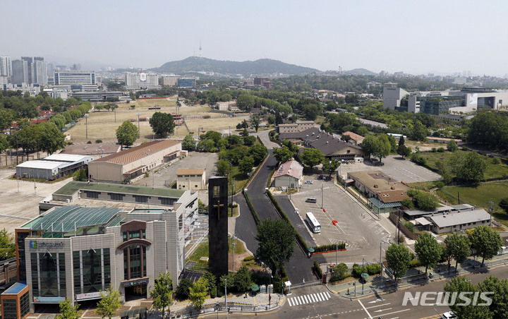 [서울=뉴시스] 최동준 기자 = 용산 미군기지 터의 토양, 지하수 오염 농도가 공원 조성에 필요한 기준치보다 높아 공원 개방이 우려되고 있다. 사진은 ㅈ;닌해 5월17일 서울 용산 대통령실과 공원 조성 부지 모습. 2023.04.25. photocdj@newsis.com