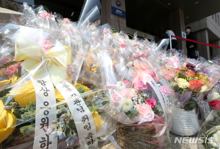 [과천=뉴시스] 조성우 기자 = 17일 오후 경기도 과천시 법무부 청사 앞에서 한동훈 법무부 장관 후보자 지지자들이 보낸 꽃바구니가 놓여 있다. 2022.05.17. xconfind@newsis.com