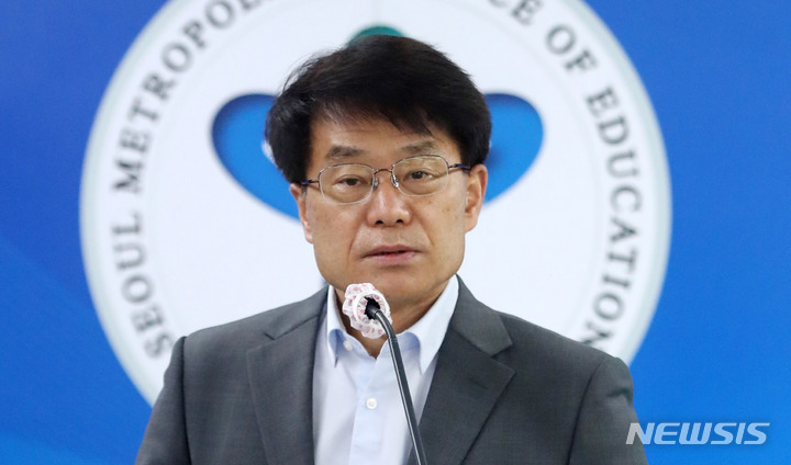 [서울=뉴시스] 추상철 기자 = 강신만 서울시교육감 후보가 지난 17일 오후 서울 종로구 서울시교육청에서 기자회견을 하고 있다. 2022.05.26. scchoo@newsis.com