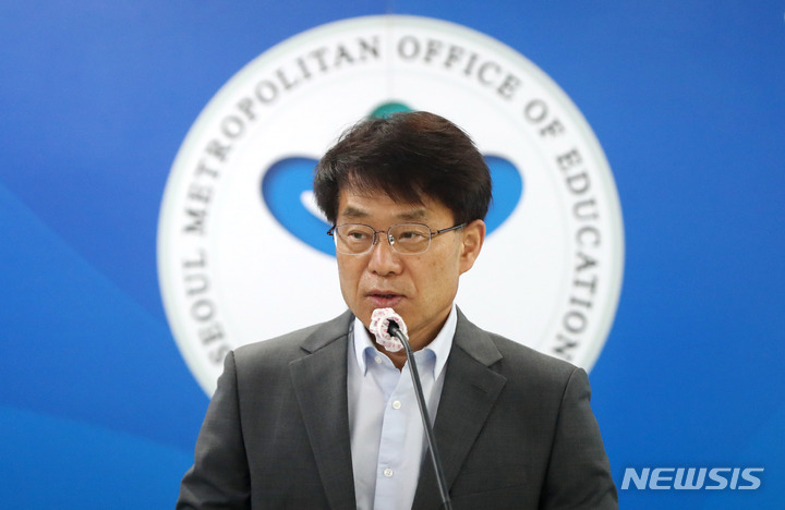 [서울=뉴시스] 추상철 기자 = 강신만 서울시교육감 후보가 지난 17일 오후 서울 종로구 서울시교육청에서 기자회견을 하고 있다. 2022.05.24. scchoo@newsis.com