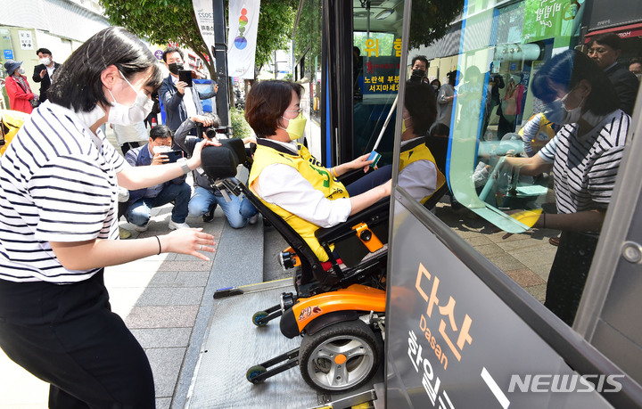 [대구=뉴시스] 이무열 기자 = 19일 오후 대구 중앙파출소 앞에서 열린 '6·1 지방선거 출마자 장애인 이동권 체험 행사'에 참여한 지방선거 출마자들이 전동 휠체어를 타고 버스에 탑승하고 있다. 행사에는 홍준표 국민의힘 대구시장후보의 배우자인 이순삼씨, 서재헌 더불어민주당 대구시장 후보, 한민정 정의당 대구시장 후보, 이인선 국민의힘 대구 수성구을 국회의원 보궐선거 후보가 참석했다. 2022.05.17. lmy@newsis.com