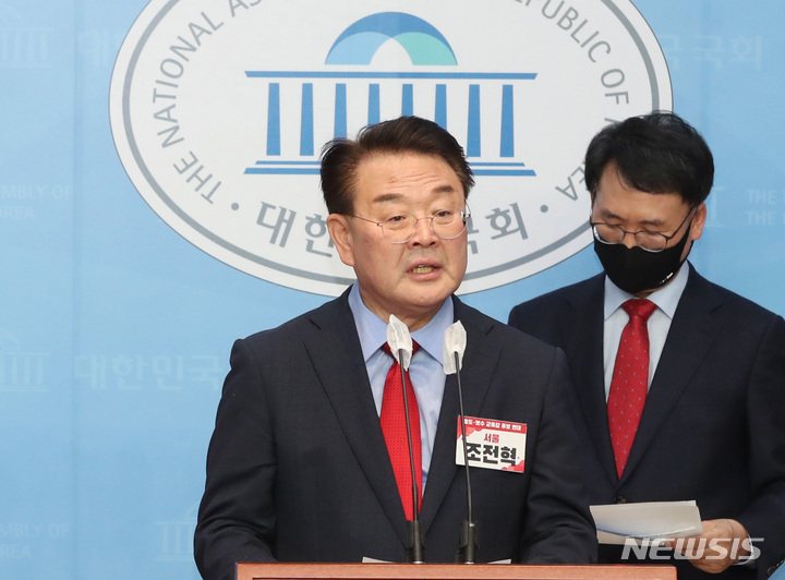 [서울=뉴시스] 전진환 기자 = 조전혁 서울시교육감 후보를 비롯한 중도·보수 교육감 후보들이 지난 17일 오후 국회 소통관에서 기자회견을 열고 "더 이상 전교조 교육감에게 학교 현장을 맡겨서는 안 된다는 절박한 심정으로 힘을 합쳐 연대에 나서기로 했다"며 "6월 1일 치러지는 교육감 선거에서 전교조 교육감들을 심판해달라"고 호소하고 있다. (공동취재사진) 2022.05.19. photo@newsis.com