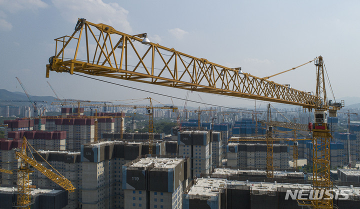 [서울=뉴시스] 권창회 기자 = 사진은 서울의 한 아파트 공사 현장. 2022.05.17. kch0523@newsis.com