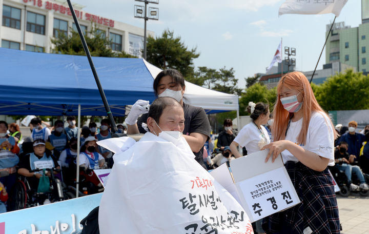 [광주=뉴시스] 김혜인 기자 = 13일 오후 광주 동구 금남로 5·18민주광장에서 광주·전국장애인차별철폐연대가 장애인의 지역사회 완전한 통합과 참여보장을 위한 결의대회를 열고 삭발식을 열고 있다. 2022.05.17.hyein0342@newsis.com