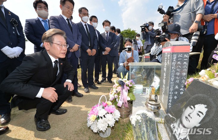 [광주=뉴시스] 변재훈 기자 = 더불어민주당 총괄 상임선대위원장인 이재명 인천 계양을 국회의원 후보가 5·18민주화운동 42주기를 하루 앞둔 17일 광주 북구 망월동 민족민주열사 묘지에서 이한열 열사 묘를 참배하고 있다.  2022.05.17. wisdom21@newsis.com