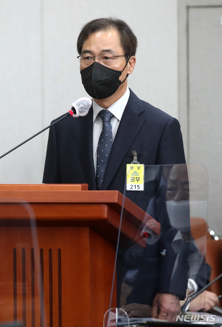 [서울=뉴시스] 김선웅 기자 = 윤재순 대통령비서실 총무비서관이 17일 서울 여의도 국회에서 열린 운영위원회 전체회의에 출석해 의원 질의에 답변하고 있다. 2022.05.17. mangusta@newsis.com