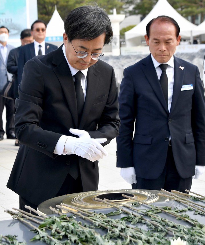 [광주=뉴시스] 변재훈 기자 = 더불어민주당 김동연 경기도지사 후보가 5·18민주화운동 42주기를 하루 앞둔 17일 광주 북구 운정동 국립5·18민주묘지를 찾아 오월 영령 앞에 헌화·분향하고 있다.  2022.05.17. wisdom21@newsis.com