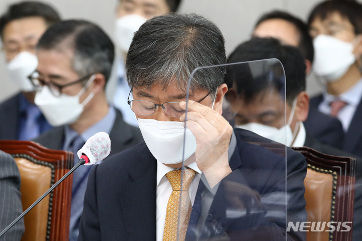 [서울=뉴시스] 고범준 기자 = 김대기 대통령 비서실장이 17일 오후 국회에서 열린 운영위원회 전체회의에서 안경을 만지고 있다. (공동취재사진) 2022.05.17. photo@newsis.com