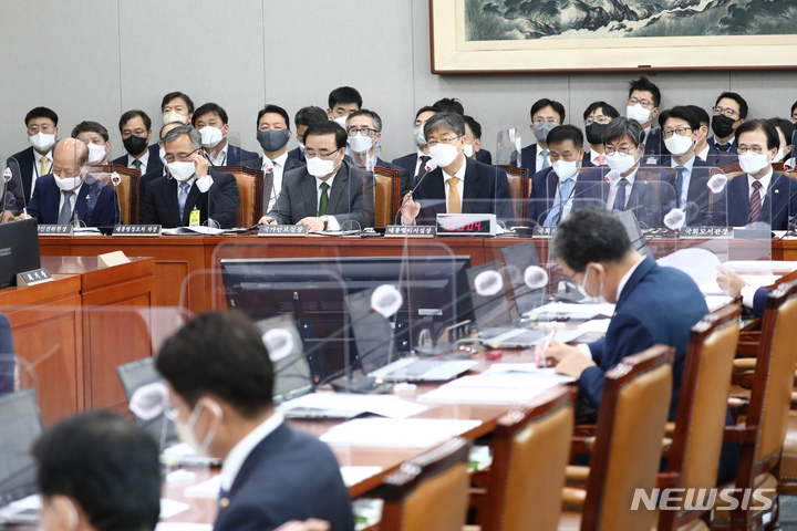 [서울=뉴시스] 고범준 기자 = 김대기 대통령 비서실장이 17일 오후 국회에서 열린 운영위원회 전체회의에 출석해 의원들의 질의에 답하고 있다. (공동취재사진) 2022.05.17. photo@newsis.com