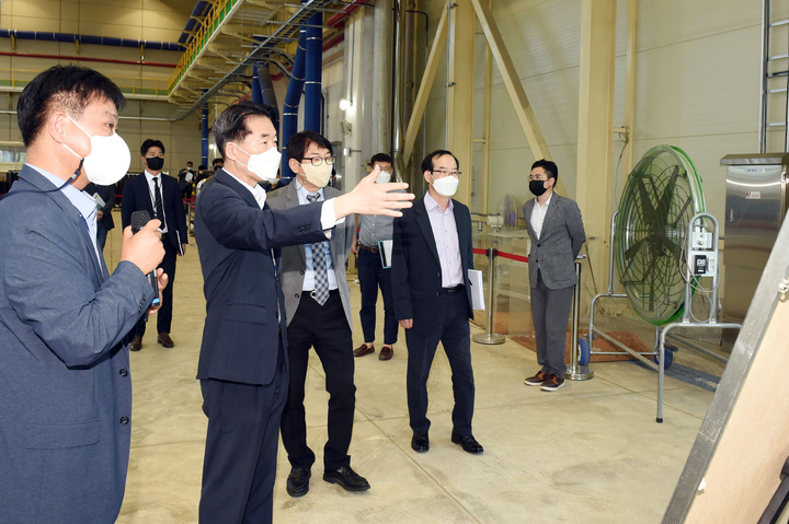 [서울=뉴시스] 김성호 행정안전부 재난안전관리본부장이 지난 5월17일 울산광역시 중구 소재 국립재난안전연구원 도시홍수·지반재난실험동을 방문, 재난상황 대피 교육장, 풍수해 실험장 등 주요시설을 둘러보고 있다. photo@newsis.com *재판매 및 DB 금지