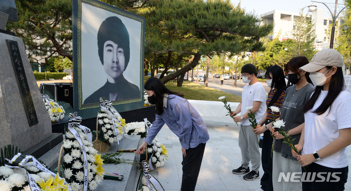[전주=뉴시스] 김얼 기자 = 제42주년 5.18 민중항쟁 전북기념식 및 이세종 열사 추모식이 열린 17일 전북 전주시 전북대학교에서 학생들이 헌화를 하고 있다. 2022.05.17. pmkeul@newsis.com