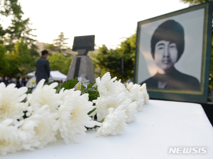 [전주=뉴시스] 김얼 기자 = 제42주년 5.18 민중항쟁 전북기념식 및 이세종 열사 추모식이 열린 17일 전북 전주시 전북대학교 이세종 열사 추모비 앞에 국화꽃이 놓여 있다. 2022.05.17. pmkeul@newsis.com