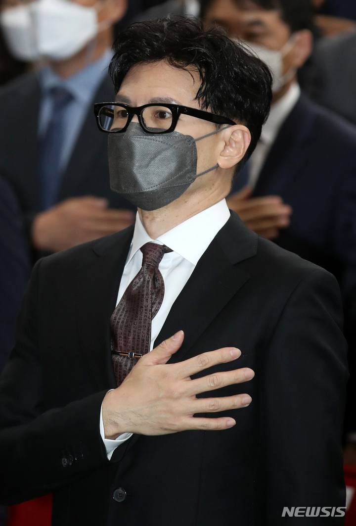 [과천=뉴시스] 조성우 기자 = 한동훈 신임 법무부 장관이 17일 오후 경기도 과천시 정부과천청사 법무부에서 열린 취임식에서 국민의례를 하고 있다. 2022.05.17. xconfind@newsis.com