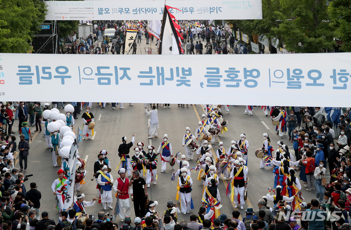 [광주=뉴시스] 신대희 기자 = 17일 오후 광주 동구 금남로에서 '오월, 진실의 힘으로! 시대의 빛으로!'를 주제로 42주년 5·18 민주화운동 전야행사가 열리고 있다. 2022.05.17. sdhdream@newsis.com