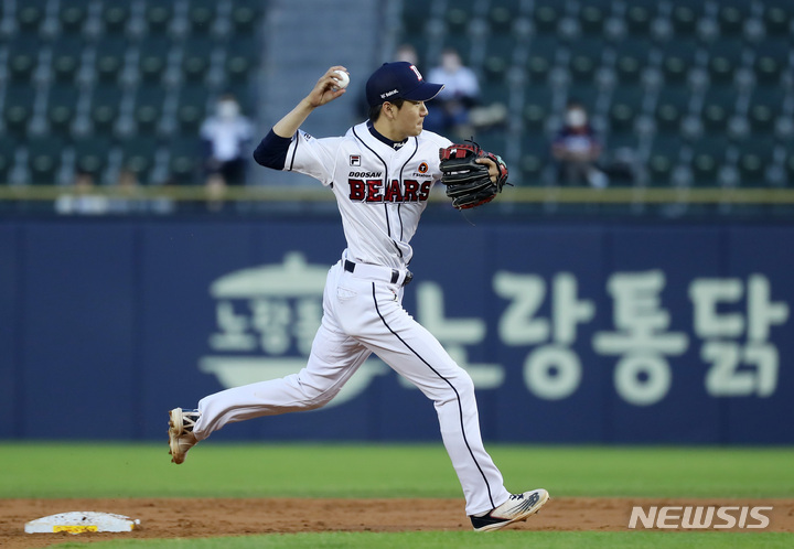 [서울=뉴시스] 이영환 기자 = 17일 오후 서울 송파구 잠실야구장에서 열린 2022 프로야구 SSG 랜더스와 두산 베어스의 경기, 2회초 2사 2,3루에서 SSG 김성현이 날린 땅볼을 잡은 두산 유격수 안재석이 1루로 송구하고 있다. 2022.05.17. 20hwan@newsis.com