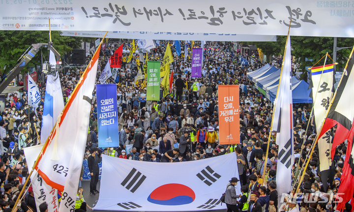 [광주=뉴시스] 신대희 기자 = 17일 오후 광주 동구 금남로에서 '오월, 진실의 힘으로! 시대의 빛으로!'를 주제로 42주년 5·18 민주화운동 전야행사가 열리고 있다. 2022.05.17. sdhdream@newsis.com