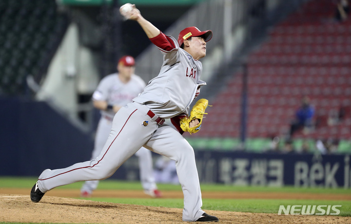 [서울=뉴시스] 이영환 기자 = 17일 오후 서울 송파구 잠실야구장에서 열린 2022 프로야구 SSG 랜더스와 두산 베어스의 경기, 7회말 SSG 조요한이 공을 던지고 있다.  2022.05.17. 20hwan@newsis.com