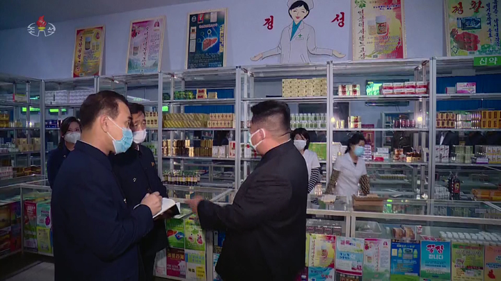 [서울=뉴시스] 북한 조선중앙TV는 17일 김정은 북한 국무위원장이 지난 15일 평양의 약국을 방문해 현지 지도하는 모습을 보도했다. (사진=조선중앙TV 캡쳐) 2022.05.17. photo@newsis.com *재판매 및 DB 금지