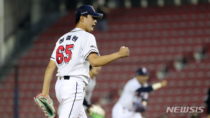 [서울=뉴시스] 이영환 기자 = 17일 오후 서울 송파구 잠실야구장에서 열린 2022 프로야구 SSG 랜더스와 두산 베어스의 경기, 10회초 2사 1,2루에서 두산 투수 정철원이 SSG 크론을 삼진으로 잡은 후 기뻐하고 있다. 2022.05.17. 20hwan@newsis.com