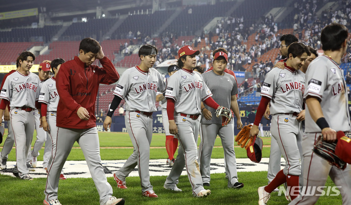[서울=뉴시스] 이영환 기자 = 17일 오후 서울 송파구 잠실야구장에서 열린 2022 프로야구 SSG 랜더스와 두산 베어스의 경기, 12회말 끝에 9대9 무승부를 거둔 SSG 선수들이 경기장을 나서고 있다. 2022.05.17. 20hwan@newsis.com