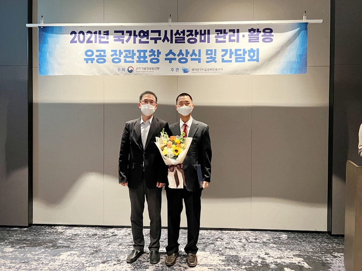 (오른쪽에서 왼쪽으로) DGIST 로봇및기계전자공학과 김봉훈 교수, 국가연구시설장비진흥센터 박정한 센터장 *재판매 및 DB 금지