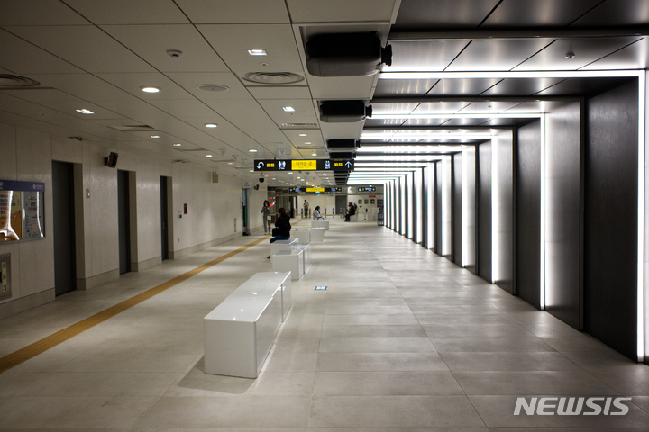 [서울=뉴시스]서울교통공사는 서울 지하철 4호선 쌍문역·미아역의 냉방시설 설치와 마감재 교체 등 리모델링을 겸한 환경개선 공사를 마쳤다고 밝혔다. 사진은 공사 이후 쌍문역의 모습. 2022.05.18. (사진 = 서울교통공사 제공) photo@newsis.com