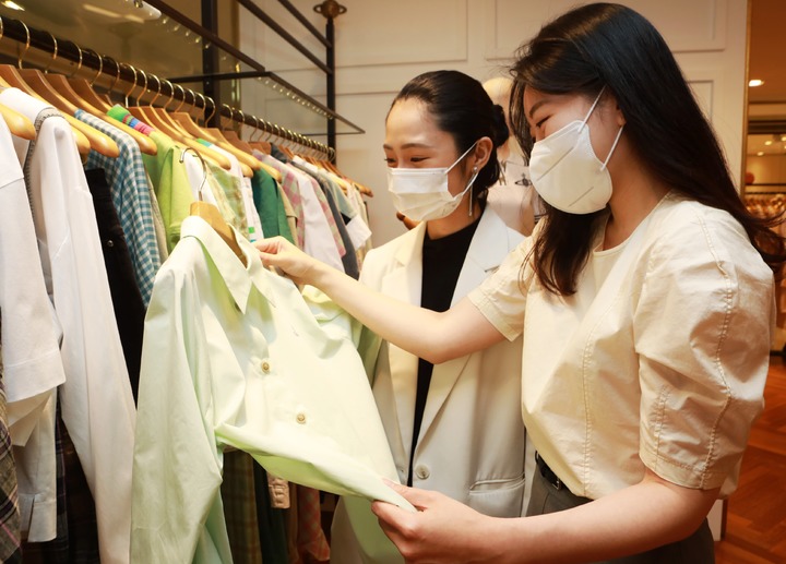 고객 2명이 본점 에비뉴엘 '비비안웨스트우드' 매장에서 쇼핑하는 모습(사진=롯데백화점 제공) *재판매 및 DB 금지