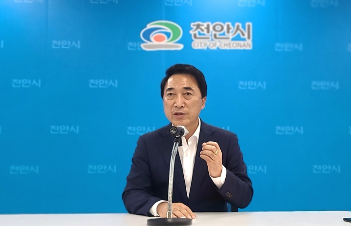 [천안=뉴시스] 이종익 기자 = 박수현 총괄선거대책본부장이 18일 오전 천안시청 브리핑실을 방문해 언론인과 간담회를 열고 있다. 2022.05.18. 007news@newsis.com *재판매 및 DB 금지