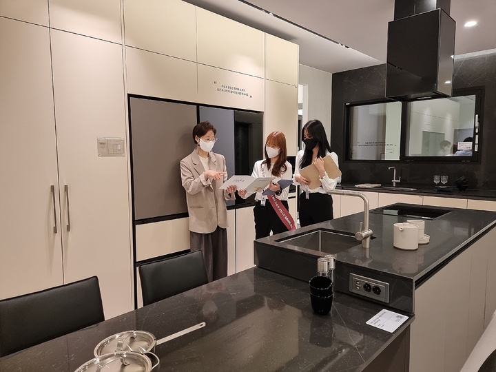 [부산=뉴시스]부산 신세계 센텀시티점은 지하 2층에 LX하우시스의 대형 토탈 인테리어 전시장인 'LX Z:IN 인테리어'가 문을 열었다고 18일 밝혔다. (신세계 센텀시티점 제공) *재판매 및 DB 금지