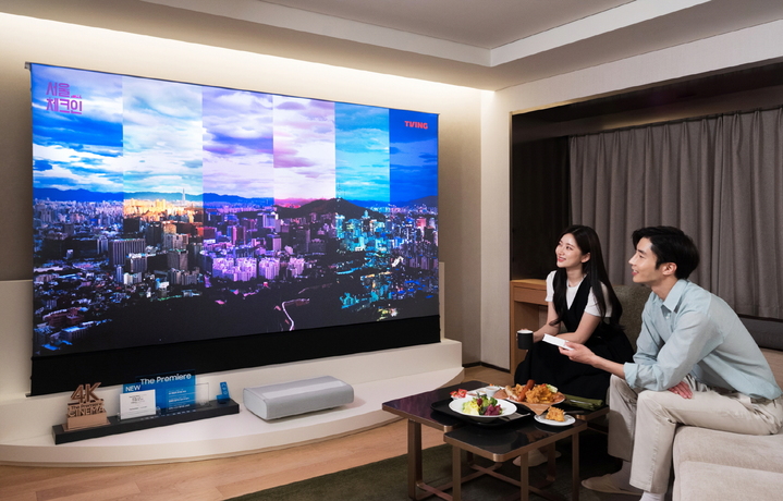 삼성전자 모델이 서울 광장동에 위치한 워커힐 호텔앤리조트 내 '시네마 스위트 with 삼성 더 프리미어' 객실을 체험하고 있는 모습. (사진제공=삼성전자) *재판매 및 DB 금지