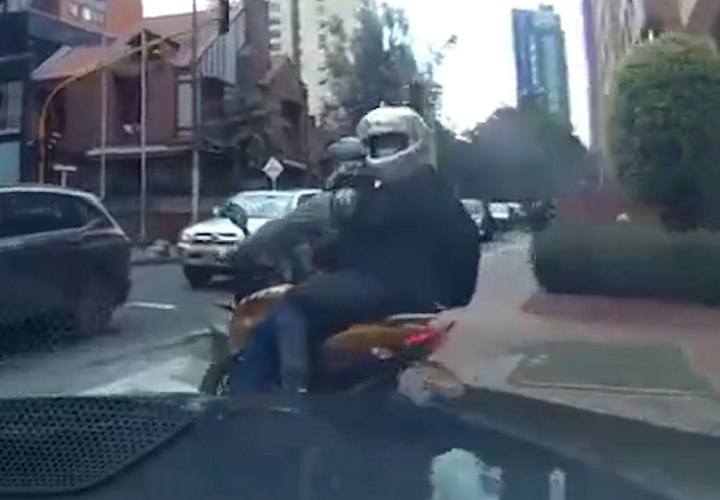 지난 14일(현지시각) 콜롬비아 보고타에서 강도피해를 당한 변호사가 강도를 추격해 들이받기 전 모습. 오토바이 뒤에 탄 강도가 권총을 발사하고 있다. 출처: 트위터 이용자 @JoseAraujoP *재판매 및 DB 금지