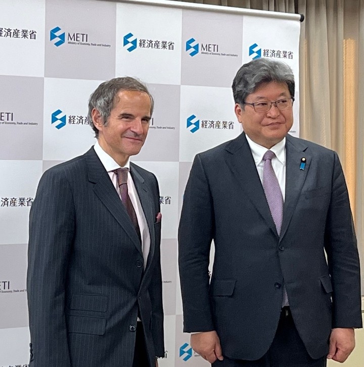 [서울=뉴시스]18일 일본을 방문한 라파엘 그로시 국제원자력기구(IAEA) 사무총장(왼쪽)이 하기우다 고이치 경제산업상과 회담했다. 양 측은 내년 봄부터 방사성 물질인 트리튬 등이 포함된 오염수를 희석해 해양 방류하겠다는 후쿠시마 제1 원전 운영사 도쿄전력 계획에 대해 논의했다. 사진은 경제산업성 트위터 갈무리. 2022.05.18. *DB 및 재판매 금지.