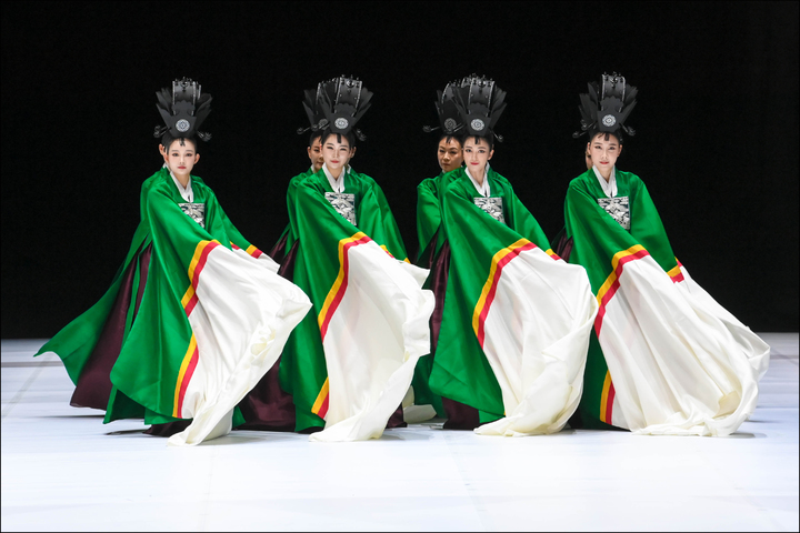 [서울=뉴시스]지난 18일 세종문화회관 대극장에서 열린 프레스콜에서 선보인 서울시무용단 '일무' 2막 공연 장면. (사진=세종문화회관 서울시무용단 제공) 2022.05.19. photo@newsis.com *재판매 및 DB 금지