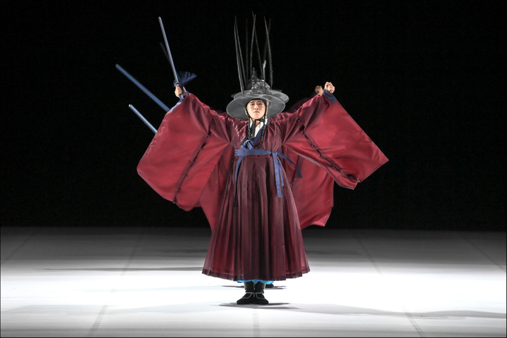 [서울=뉴시스]지난 18일 세종문화회관 대극장에서 열린 프레스콜에서 선보인 서울시무용단 '일무' 1막 공연 장면. (사진=세종문화회관 서울시무용단 제공) 2022.05.19. photo@newsis.com  *재판매 및 DB 금지