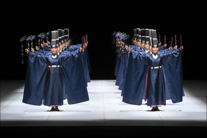 [서울=뉴시스]지난 18일 세종문화회관 대극장에서 열린 프레스콜에서 선보인 서울시무용단 '일무' 1막 공연 장면. (사진=세종문화회관 서울시무용단 제공) 2022.05.19. photo@newsis.com  *재판매 및 DB 금지