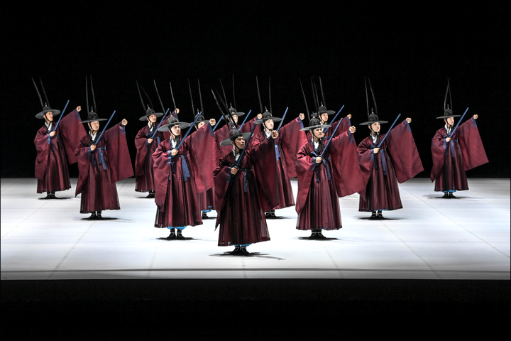 [서울=뉴시스]지난 18일 세종문화회관 대극장에서 열린 프레스콜에서 선보인 서울시무용단 '일무' 1막 공연 장면. (사진=세종문화회관 서울시무용단 제공) 2022.05.19. photo@newsis.com  *재판매 및 DB 금지