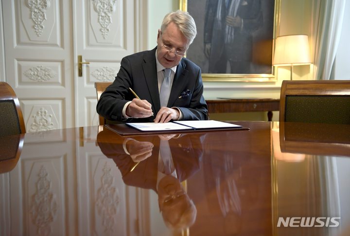 [헬싱키=AP/뉴시스] 페카 하비스토 핀란드 외무장관이 지난달 17일(현지시간) 헬싱키에서 나토 가입 신청서에 서명하고 있다. 2022.07.02.