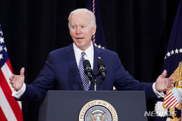 [워싱턴=AP/뉴시스]조 바이든 미국 대통령이 지난 17일(현지시간) 뉴욕 버펄로 델러밴 그라이더 커뮤니티 센터에서 지난 14일 발생한 총격 사건에 관해 발언하고 있다. 2022.05.17.