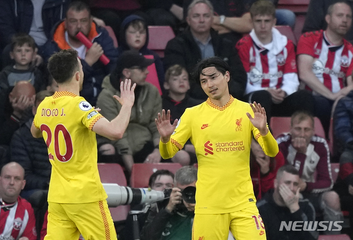 [사우샘프턴=AP/뉴시스]리버풀 공격수 미나미노가 동점골을 넣었다. 2022.05.17.