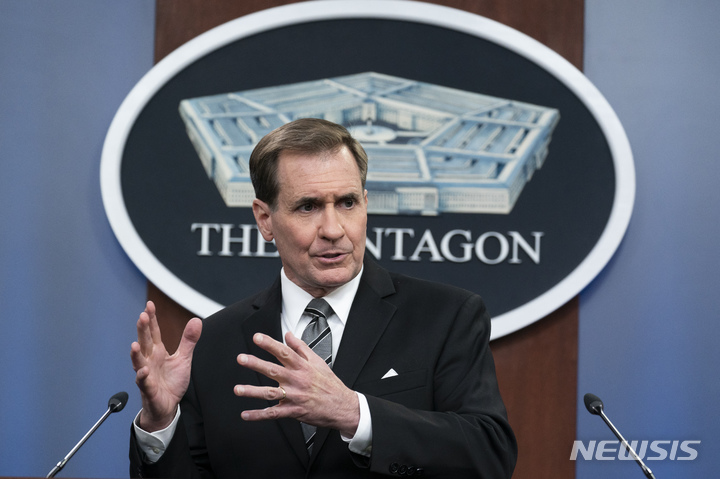 [워싱턴=AP/뉴시스] 존 커비 미 국방부 대변인이 5월17일 워싱턴 국방부 청사에서 정례브리핑을 하고 있다. 커비 대변인은 "러시아가 여전히 돈바스와 우크라이나 동쪽 영역을 점령할 의도가 명확하지만 아직 성공하지 못했다"라면서 "돈바스에서의 전투는 계속될 것"이라고 말했다. 2022.05.18.