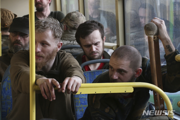 [올레니우카=AP/뉴시스] 17일(현지시간) 마리우폴 아조우스탈 제철소에서 저항하던 우크라이나 군인들이 도네츠크인민공화국(DPR) 올레니우카로 후송돼 교도소 부근 버스에 앉아있다. 부상자 포함 약 265명의 우크라이나 군인이 DPR이 통제하는 마을로 이송된 것으로 알려졌다. 2022.05.18.