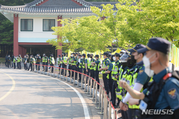 [광주=뉴시스] 김혜인 기자 = 제 42주기 5·18기념식이 치러지는 18일 오전 광주 북구 운정동 국립 5·18국립묘지에서 경찰의 삼엄한 경비가 펼쳐지고 있다. 2022.05.18.hyein0342@newsis.com