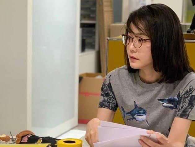 [서울=뉴시스] 윤석열 대통령 부인 김건희 여사의 근황이 17일 공개됐다. 김건희 여사 팬클럽 '건희사랑(희사모)' 회장을 맡고 있는 강신업 변호사는 이날 자신의 페이스북에 김 여사의 사진을 게재했다. 강 변호사에 따르면 김 여사는 팬들이 선물한 안경을 끼고 업무를 봤다. (사진=김건희 여사 팬클럽 회장 강신업 변호사 페이스북 캡처) 2022.05.18. photo@newsis.com *재판매 및 DB 금지